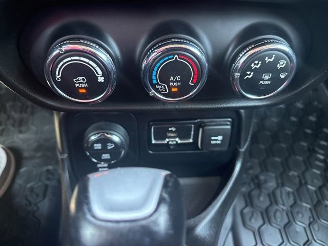 Used 2015 Jeep Renegade Trailhawk AWD/4WD image 23