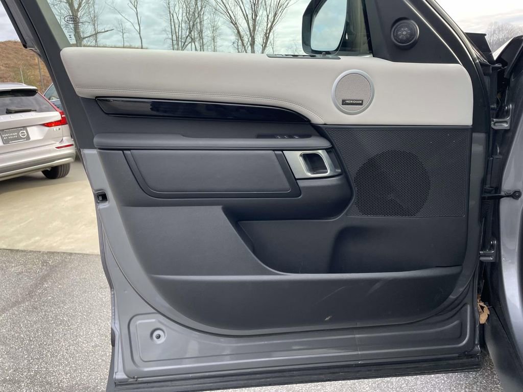 Used 2025 Land Rover Discovery S image 6
