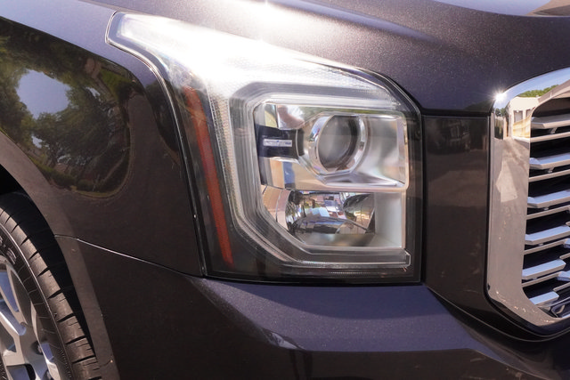 Used 2018 GMC Yukon Denali RWD image 2