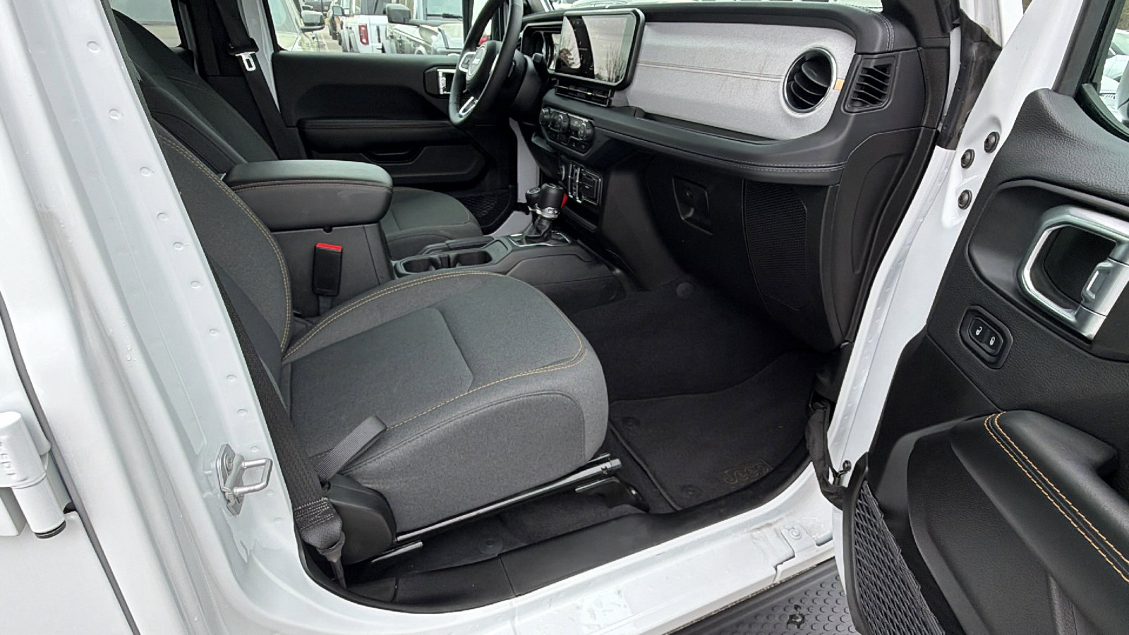 Used 2025 Jeep Wrangler Sahara image 19