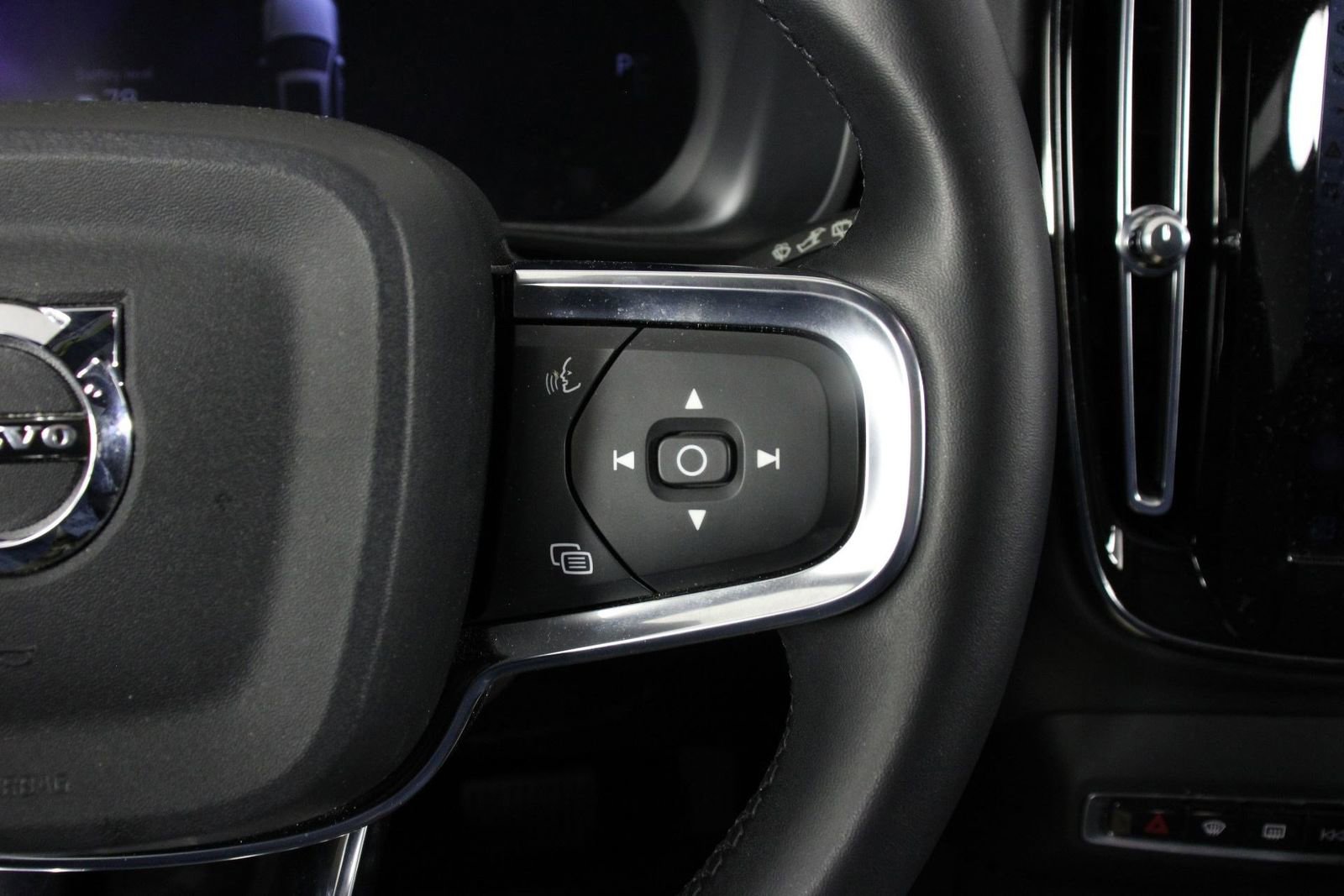 Used 2023 Volvo XC40 Recharge Ultimate w/ Protection Package Premier AWD/4WD image 11