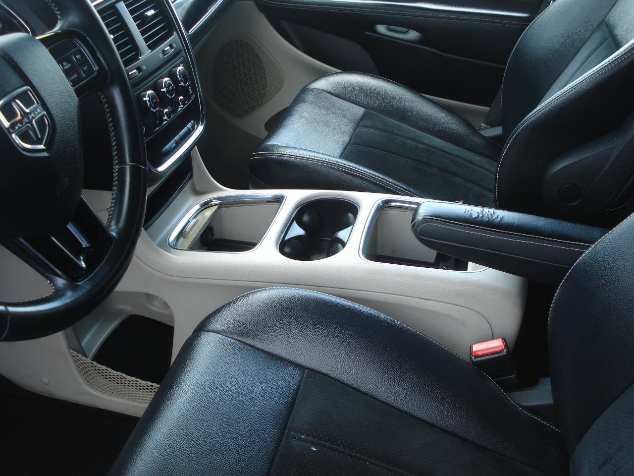 Used 2018 Dodge Grand Caravan SXT image 18