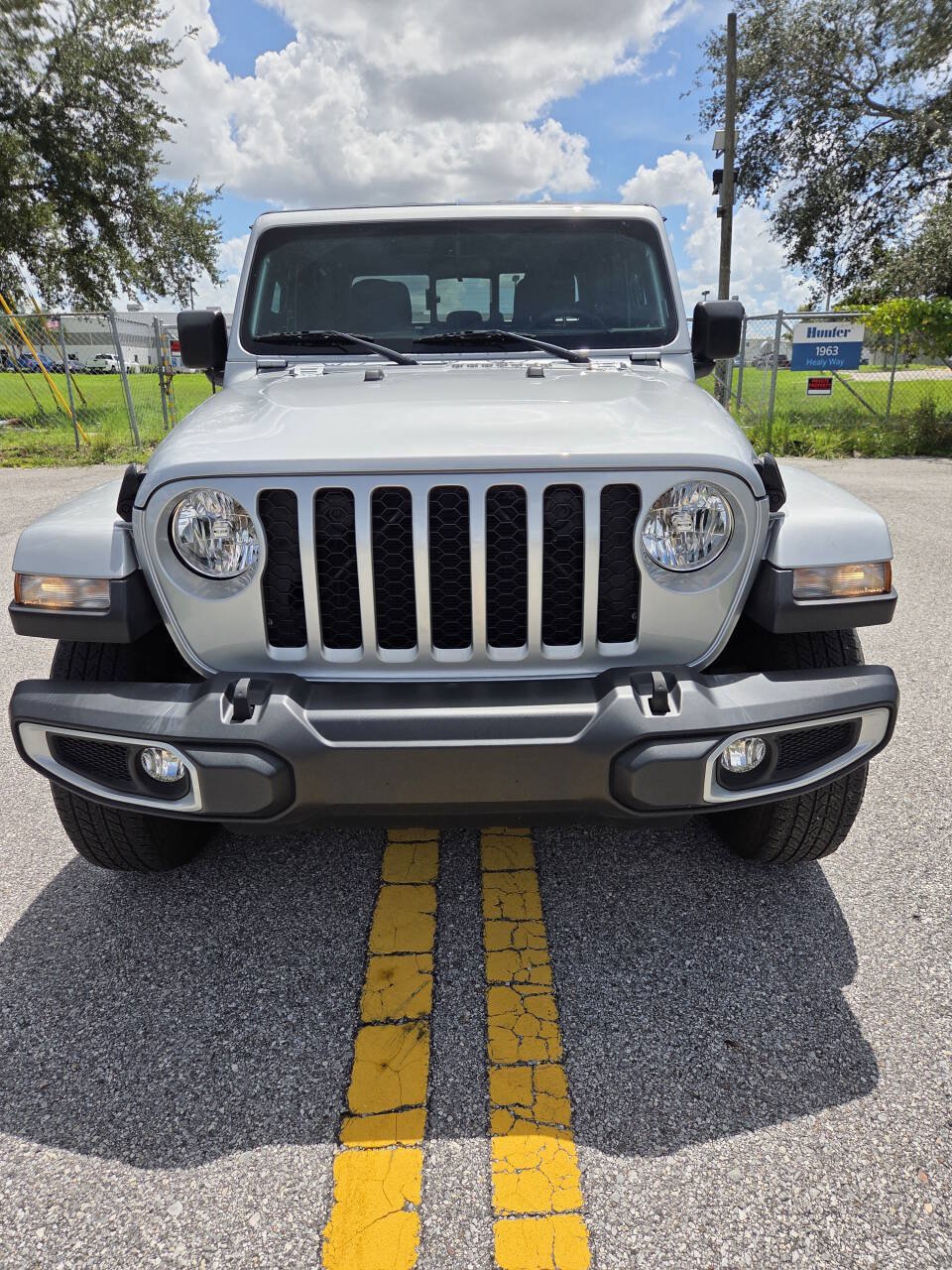 Used 2023 Jeep Gladiator Sport AWD/4WD image 13