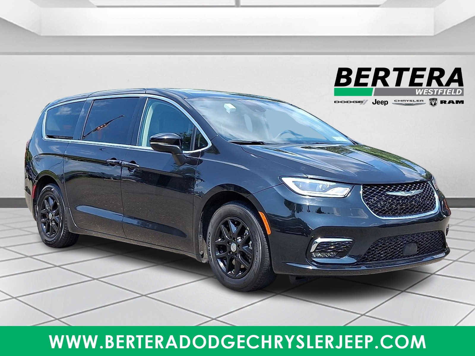 Used 2023 Chrysler Pacifica Touring-L FWD image 1