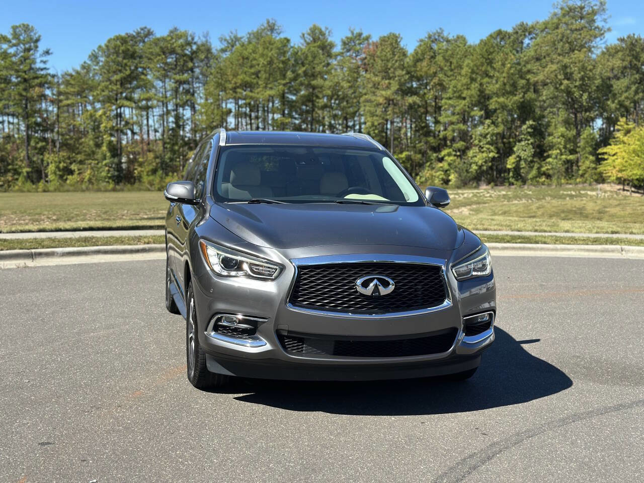 Used 2019 INFINITI QX60 Luxe w/ Essential Package image 2