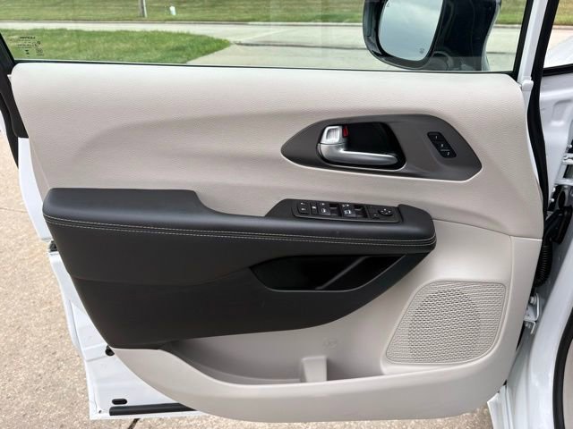 Used 2024 Chrysler Pacifica Touring-L image 9