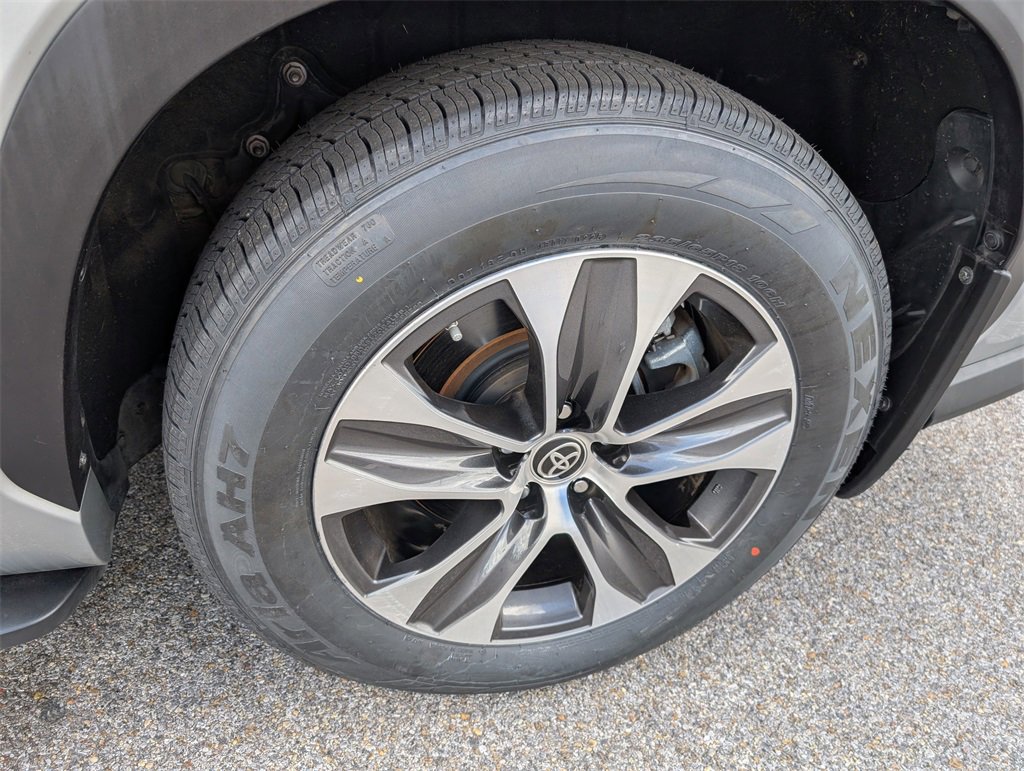 Used 2021 Toyota Highlander XLE image 33