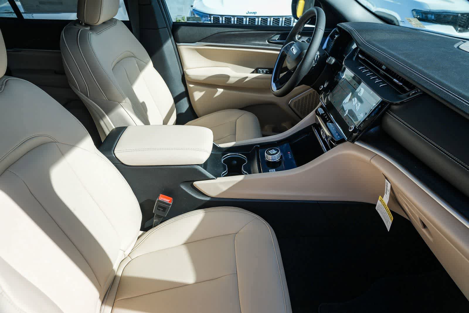 New 2026 Jeep Grand Cherokee Limited RWD image 17