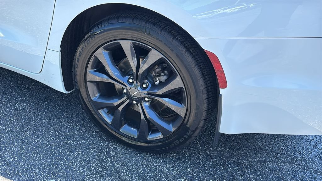 Used 2018 Chrysler Pacifica Touring Plus FWD image 9