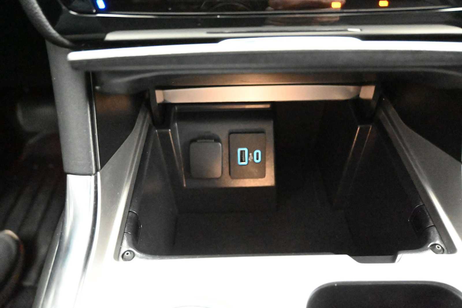 Used 2021 Ford Explorer Limited w/ Equipment Group 301A AWD/4WD image 12