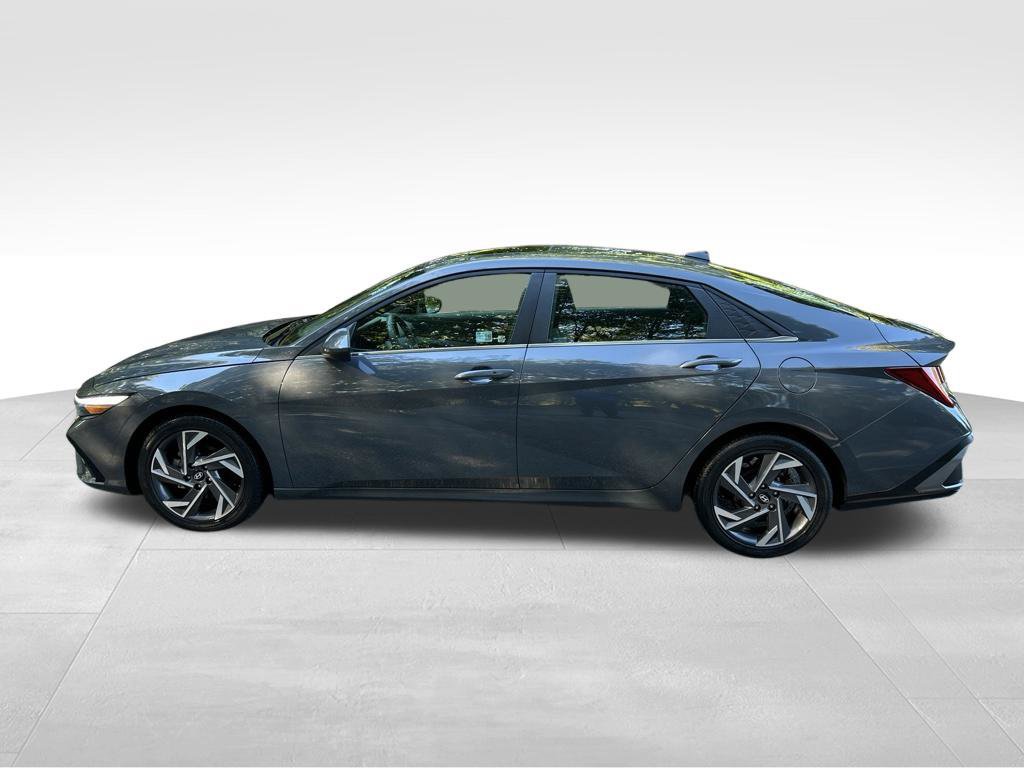 Used 2025 Hyundai Elantra SEL FWD image 2