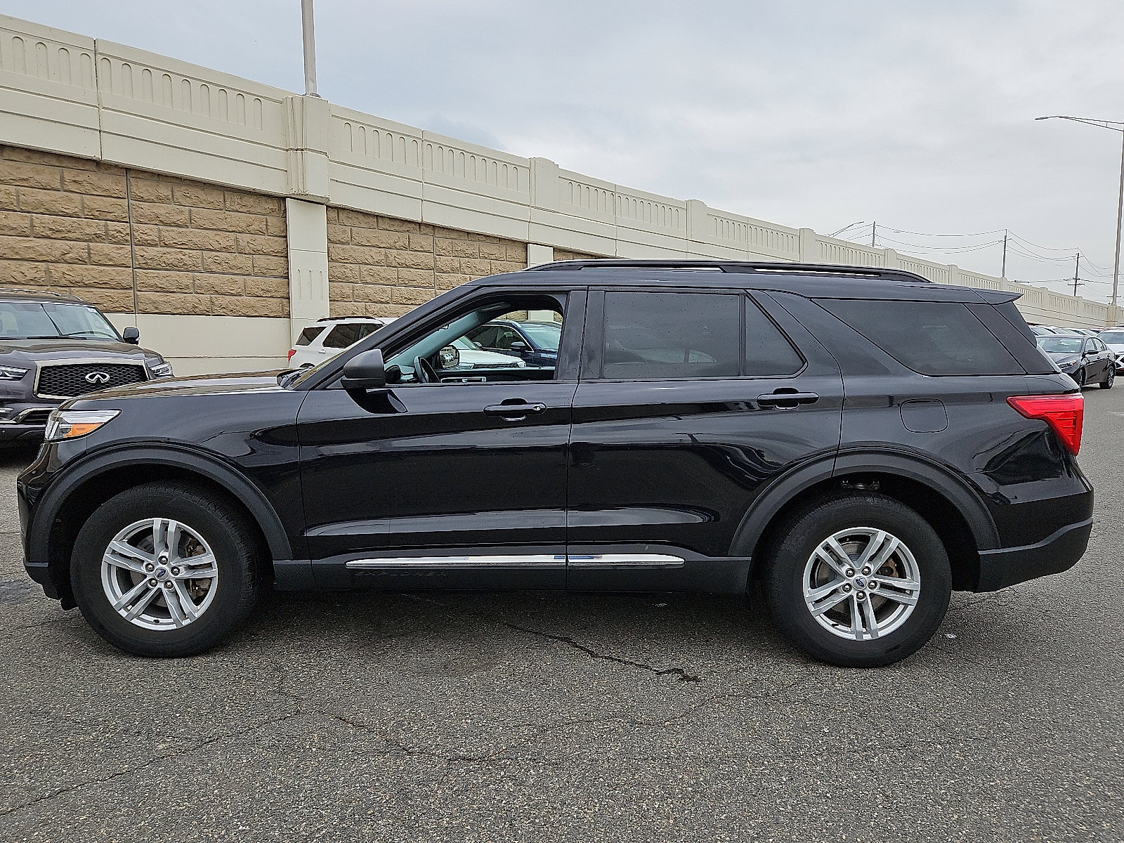 Certified 2022 Ford Explorer XLT w/ Equipment Group 202A image 7