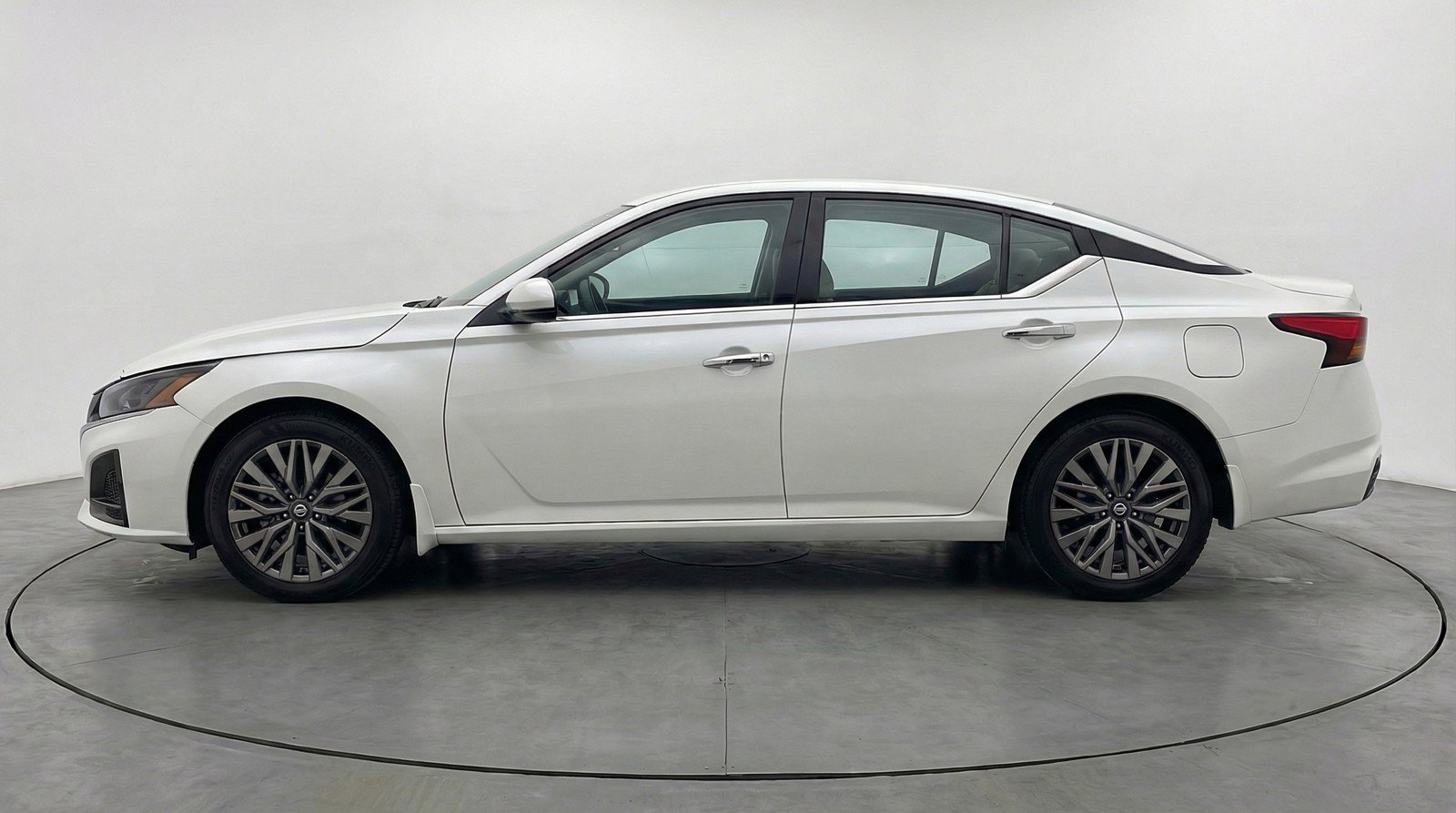 Used 2025 Nissan Altima 2.5 SV FWD image 5