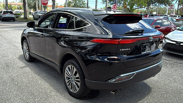 Used 2023 Toyota Venza XLE AWD/4WD image 5