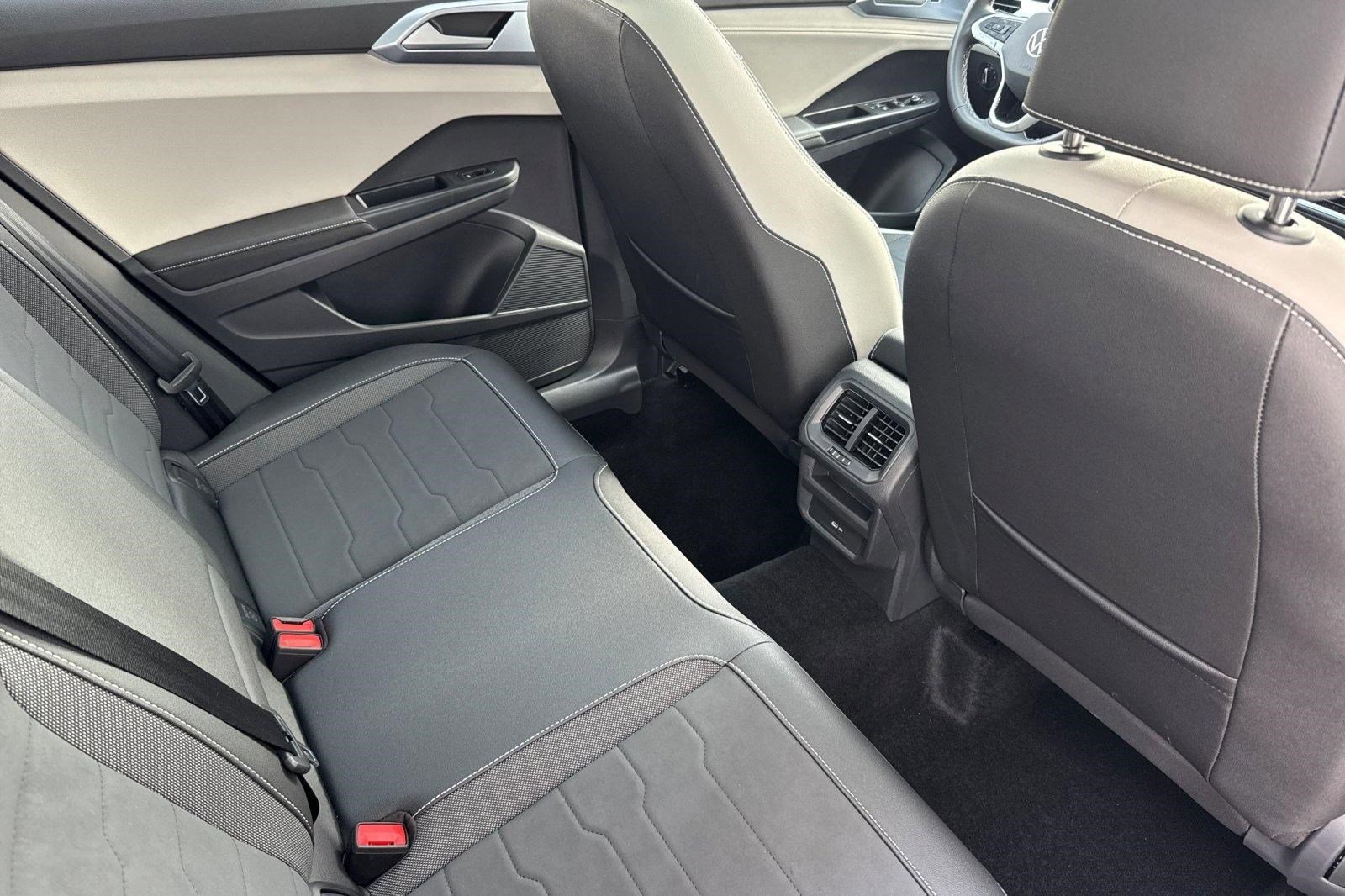 Used 2025 Volkswagen Taos SE w/ Panoramic Sunroof Package image 29