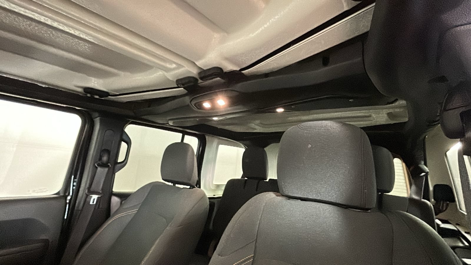 Used 2024 Jeep Wrangler Unlimited w/ Convenience Group AWD/4WD image 14