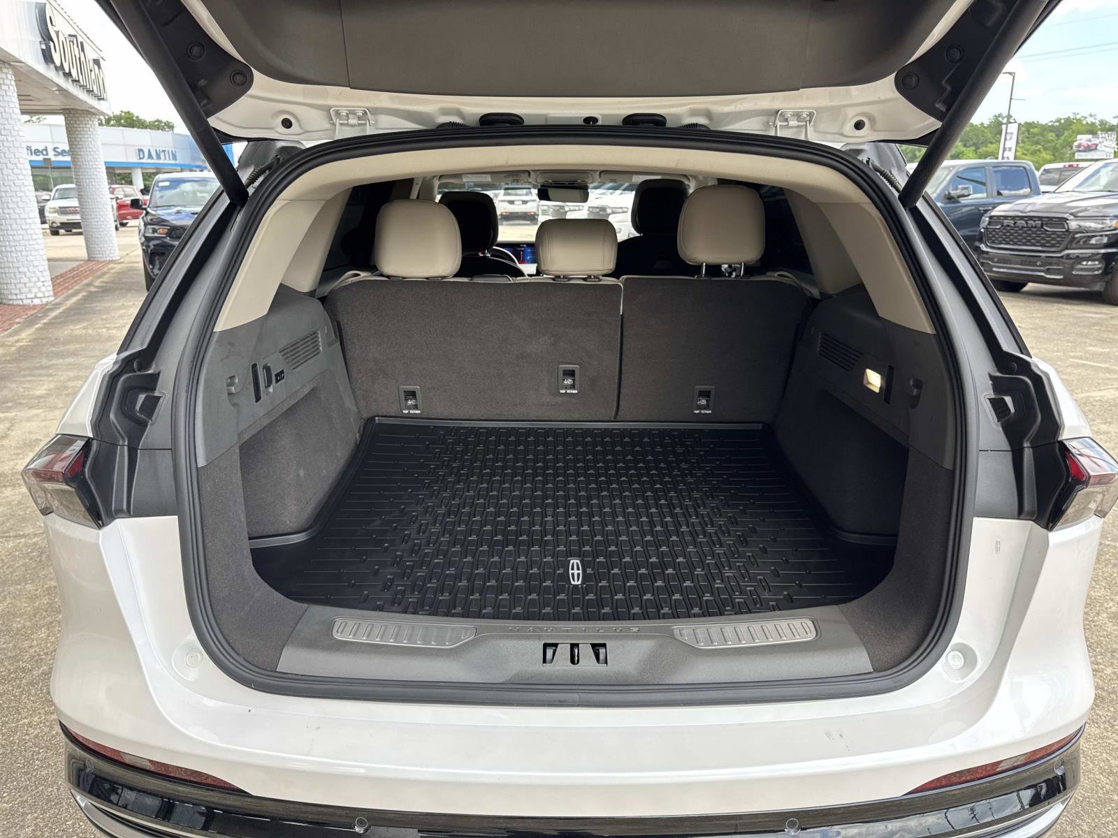 Used 2025 Lincoln Nautilus Reserve image 8