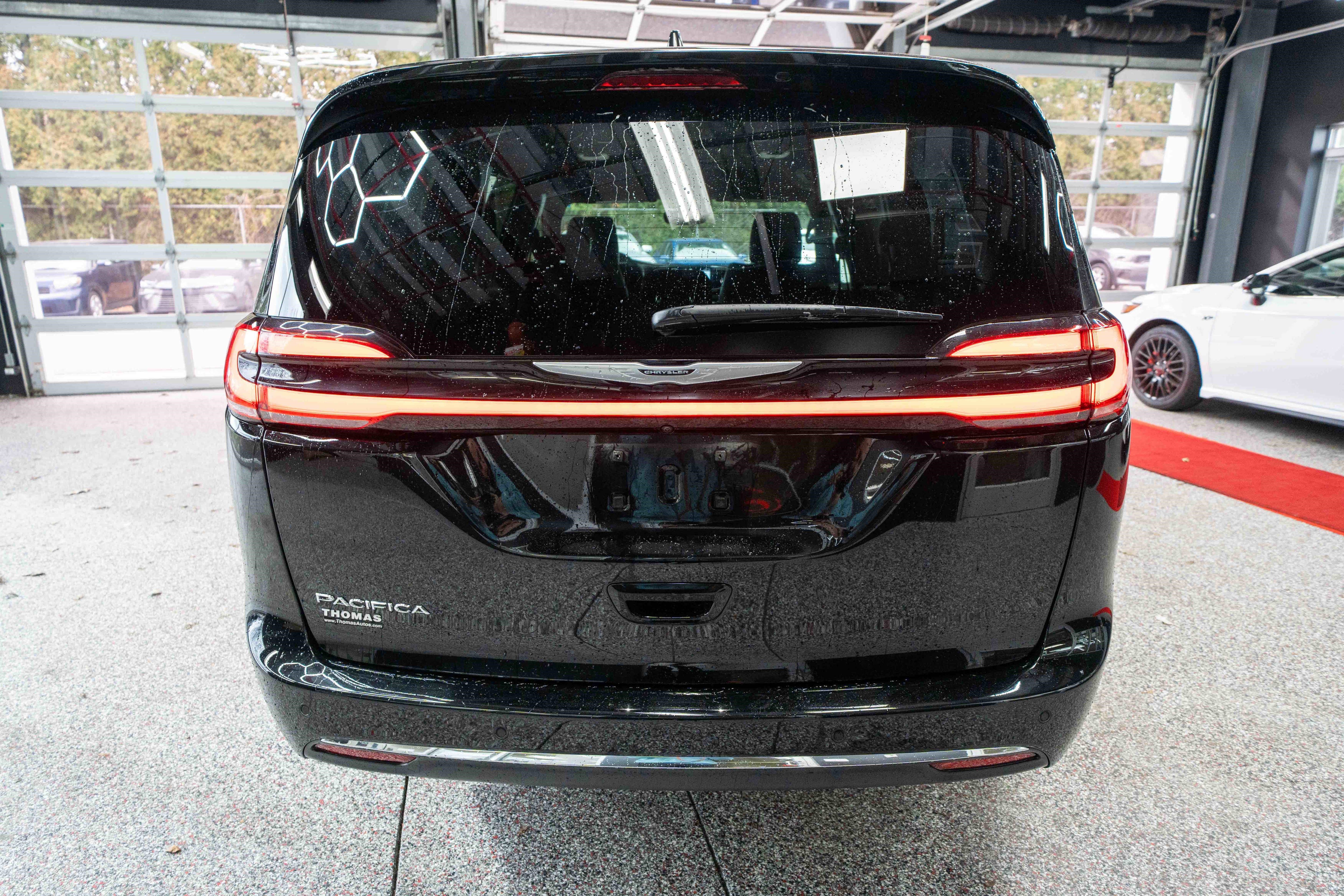 Used 2025 Chrysler Pacifica Select image 3