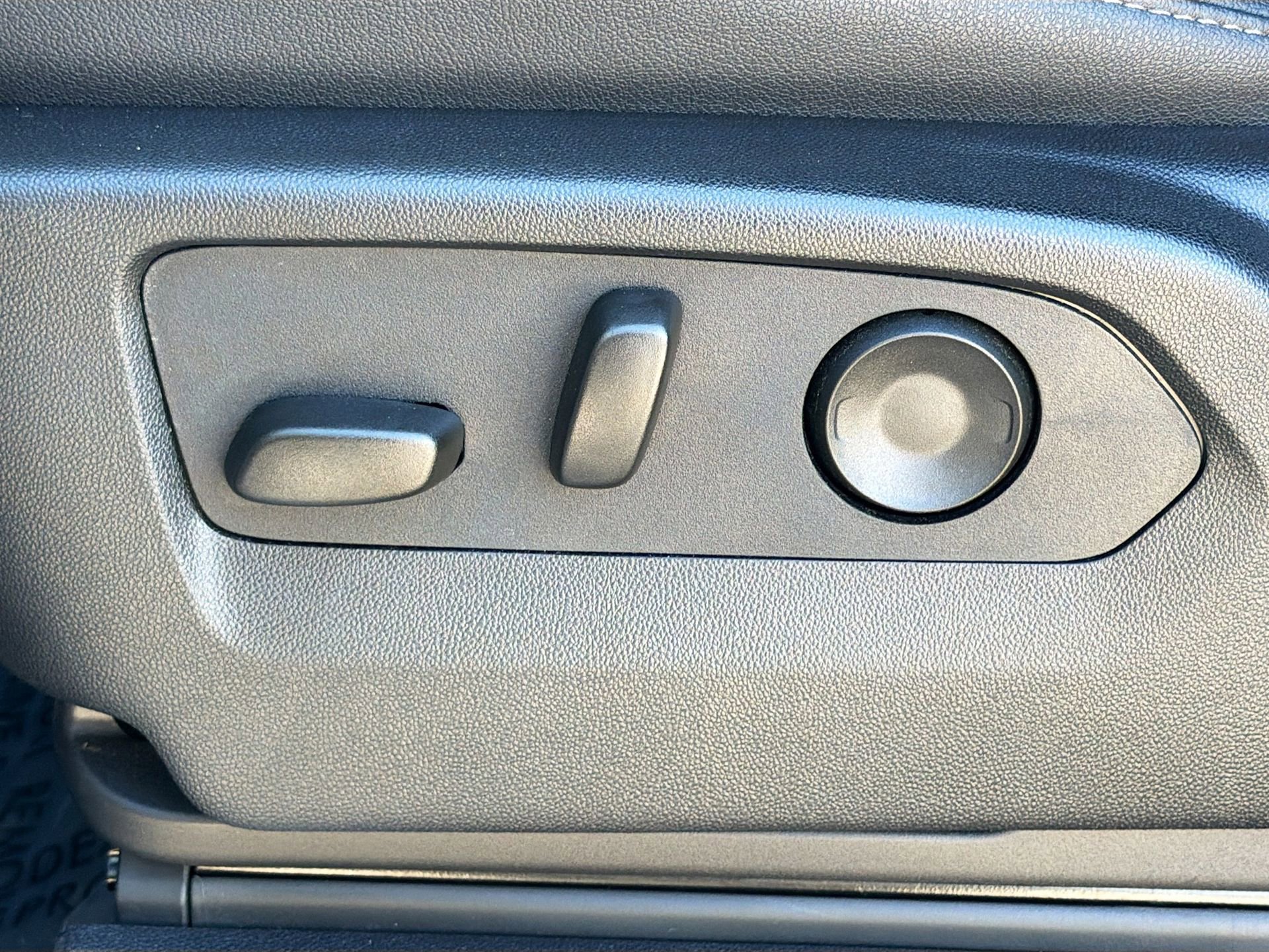 Used 2025 Chevrolet Silverado 2500 LTZ w/ LTZ Convenience Package image 26