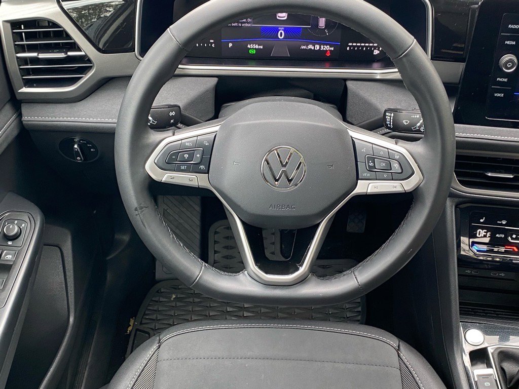 Used 2025 Volkswagen Taos SE image 4