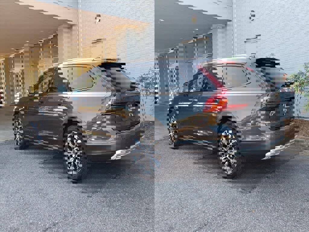 Certified 2021 Volvo V90 T6 Cross Country w/ Climate Package image 8