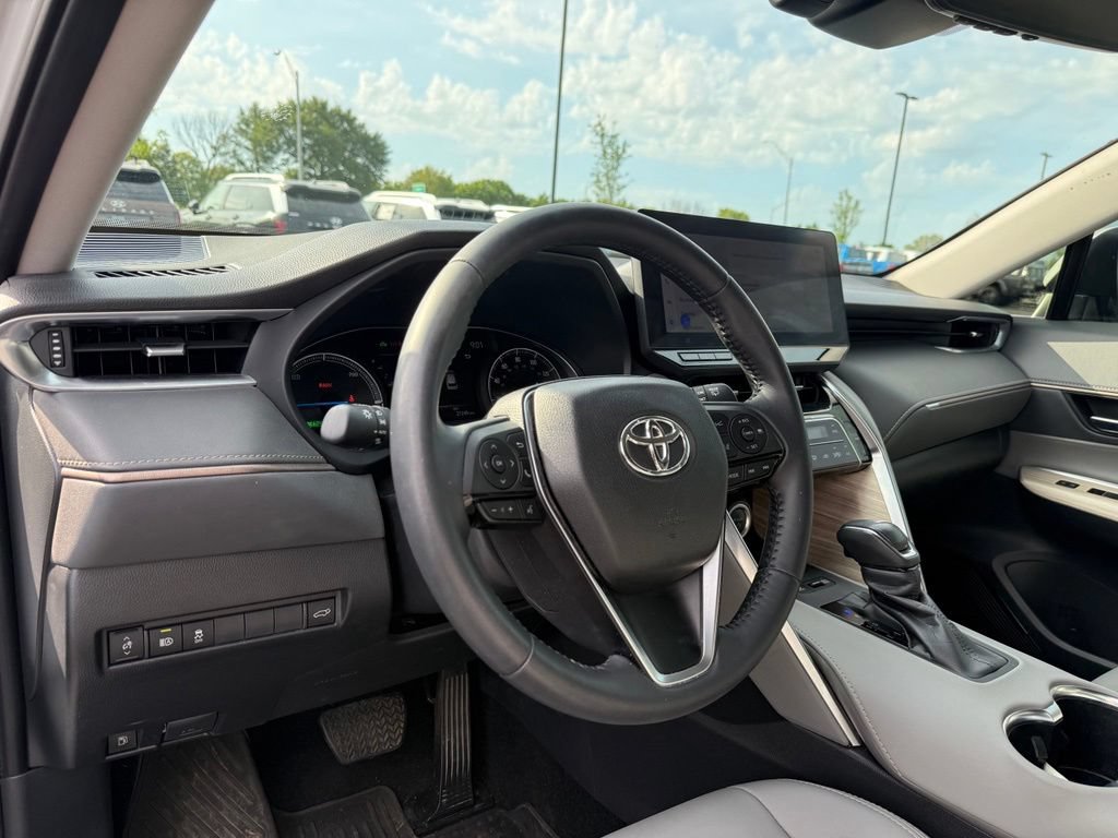 Used 2024 Toyota Venza XLE AWD/4WD image 11