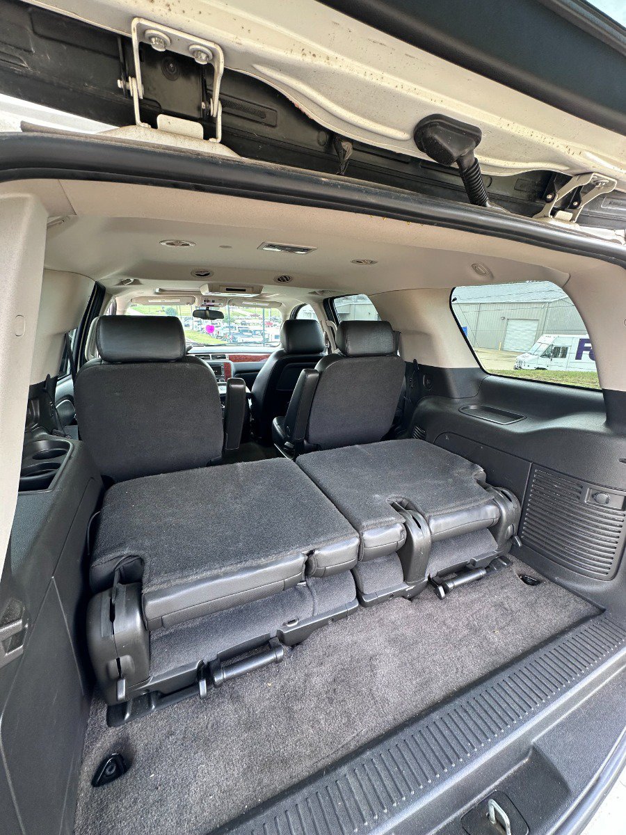 Used 2010 Chevrolet Tahoe LTZ RWD image 17