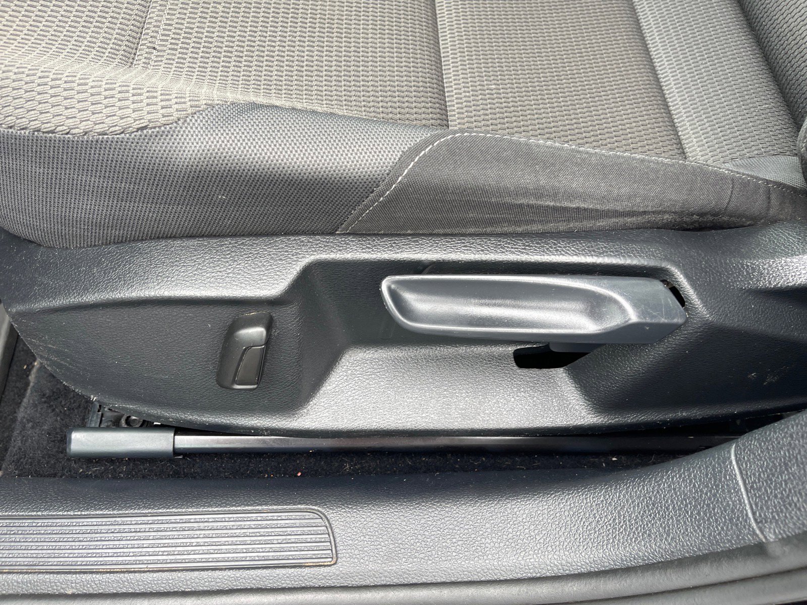 Used 2016 Volkswagen Golf S FWD image 9