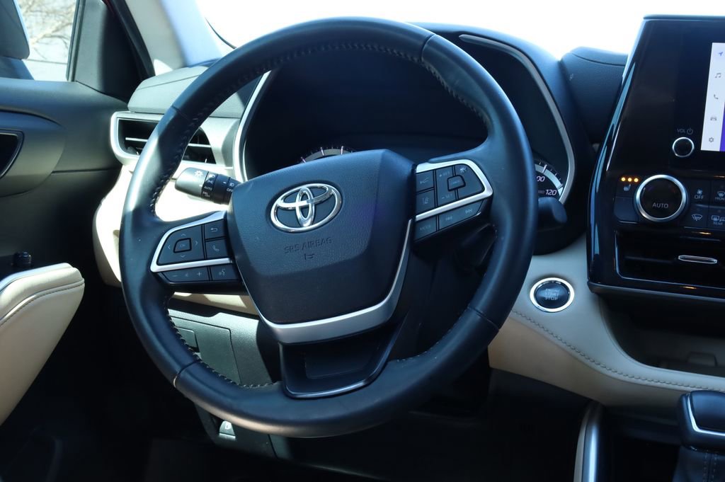 Used 2023 Toyota Highlander XLE image 5