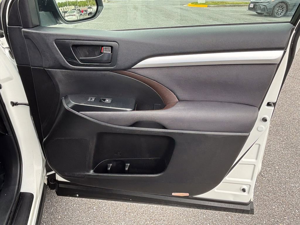 Used 2019 Toyota Highlander LE FWD image 36