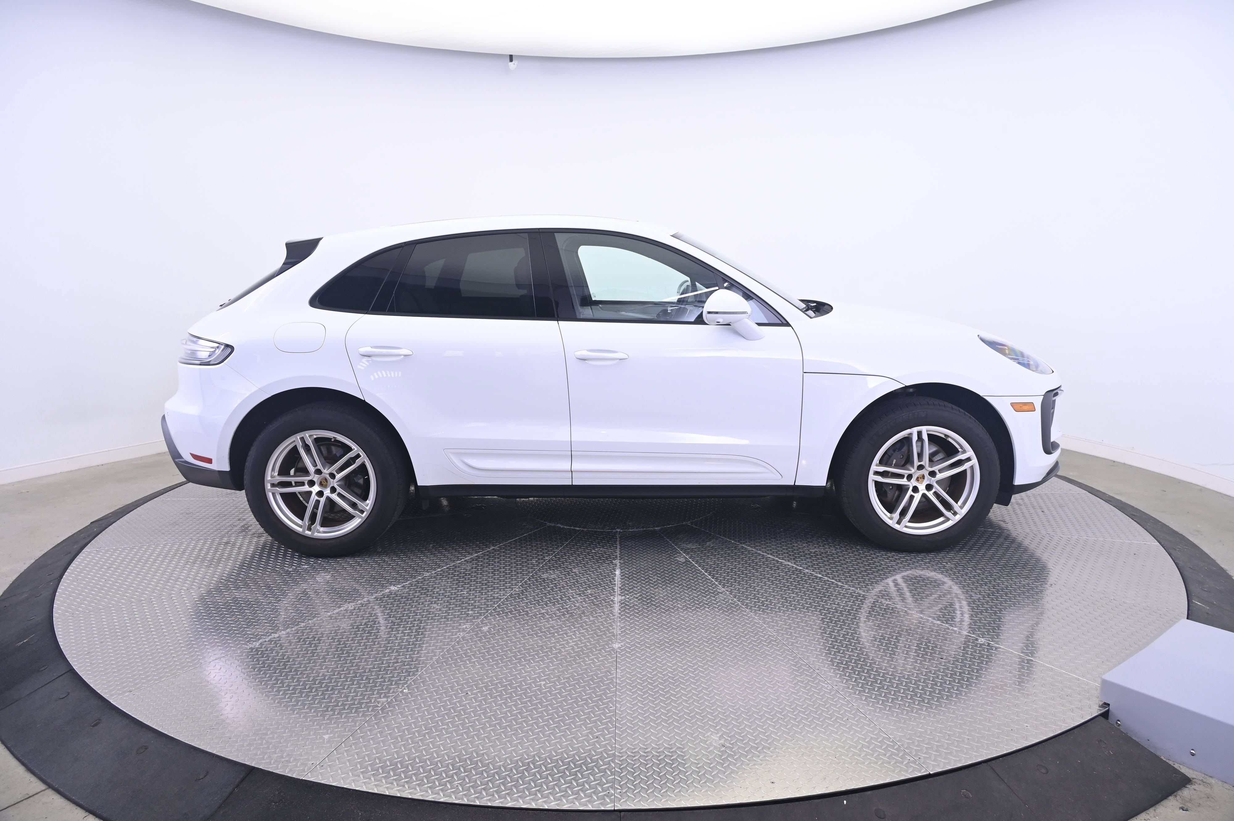 Certified 2023 Porsche Macan AWD/4WD image 8