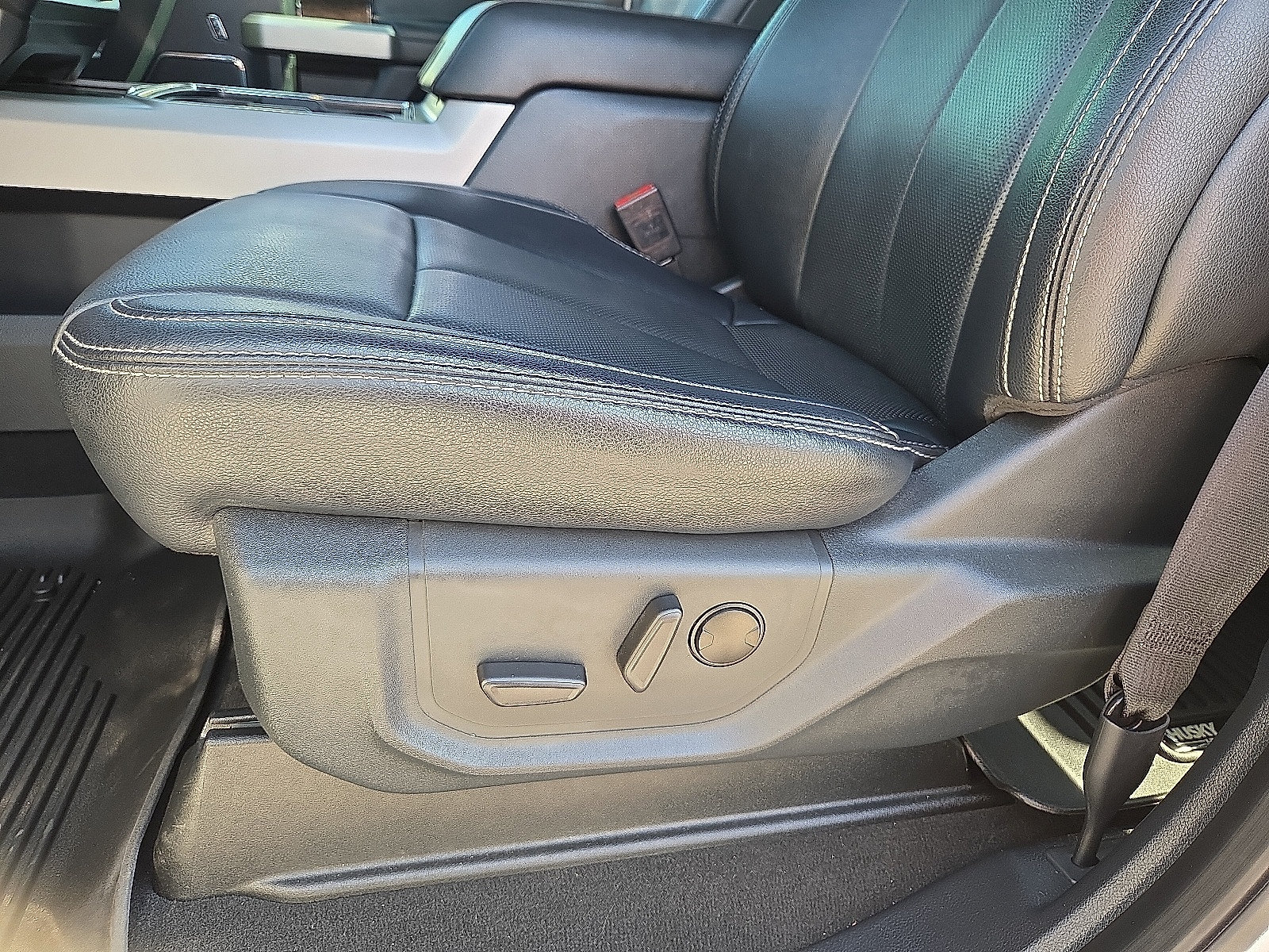 Used 2022 Ford F250 Lariat w/ Black Appearance Package AWD/4WD image 21