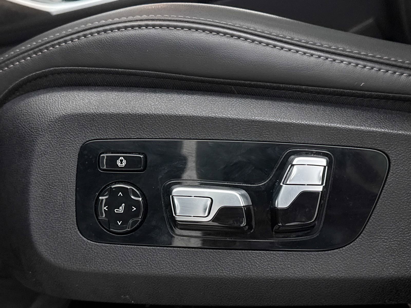 Used 2024 BMW X7 xDrive40i w/ Premium Package image 29