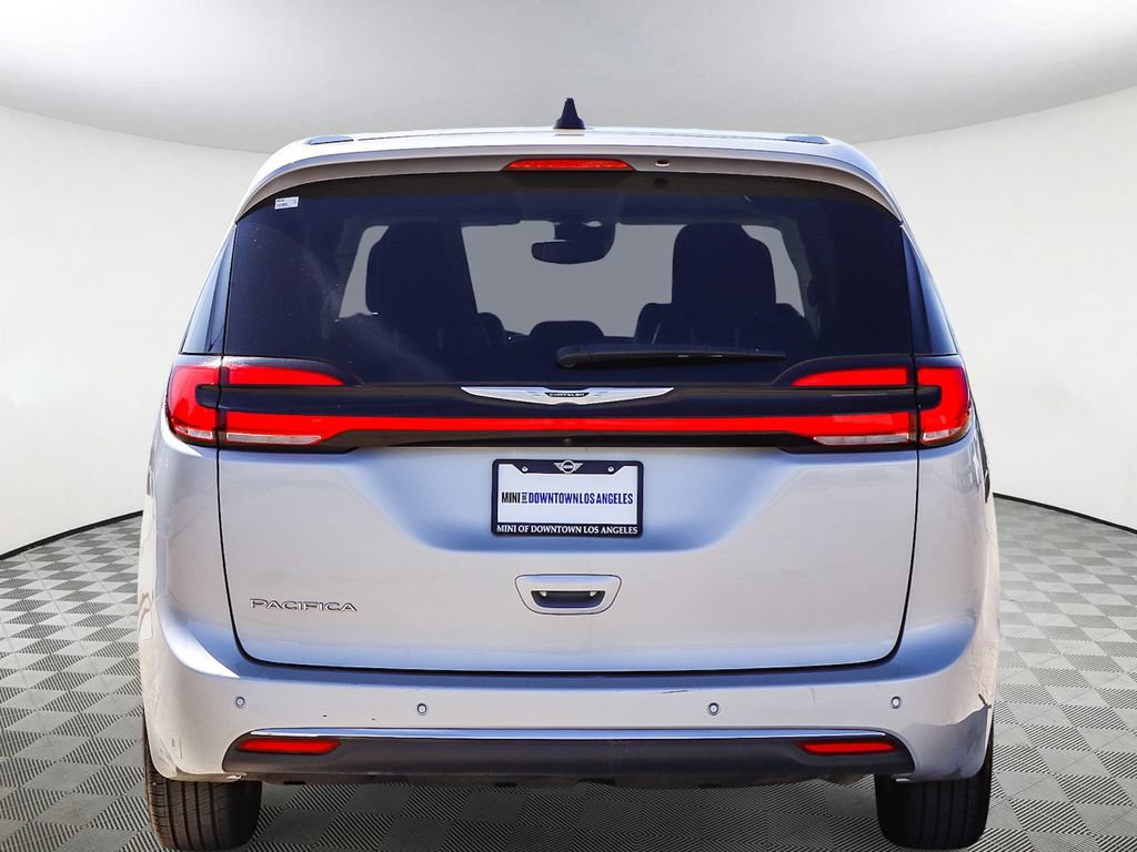 Used 2024 Chrysler Pacifica Touring-L FWD image 5