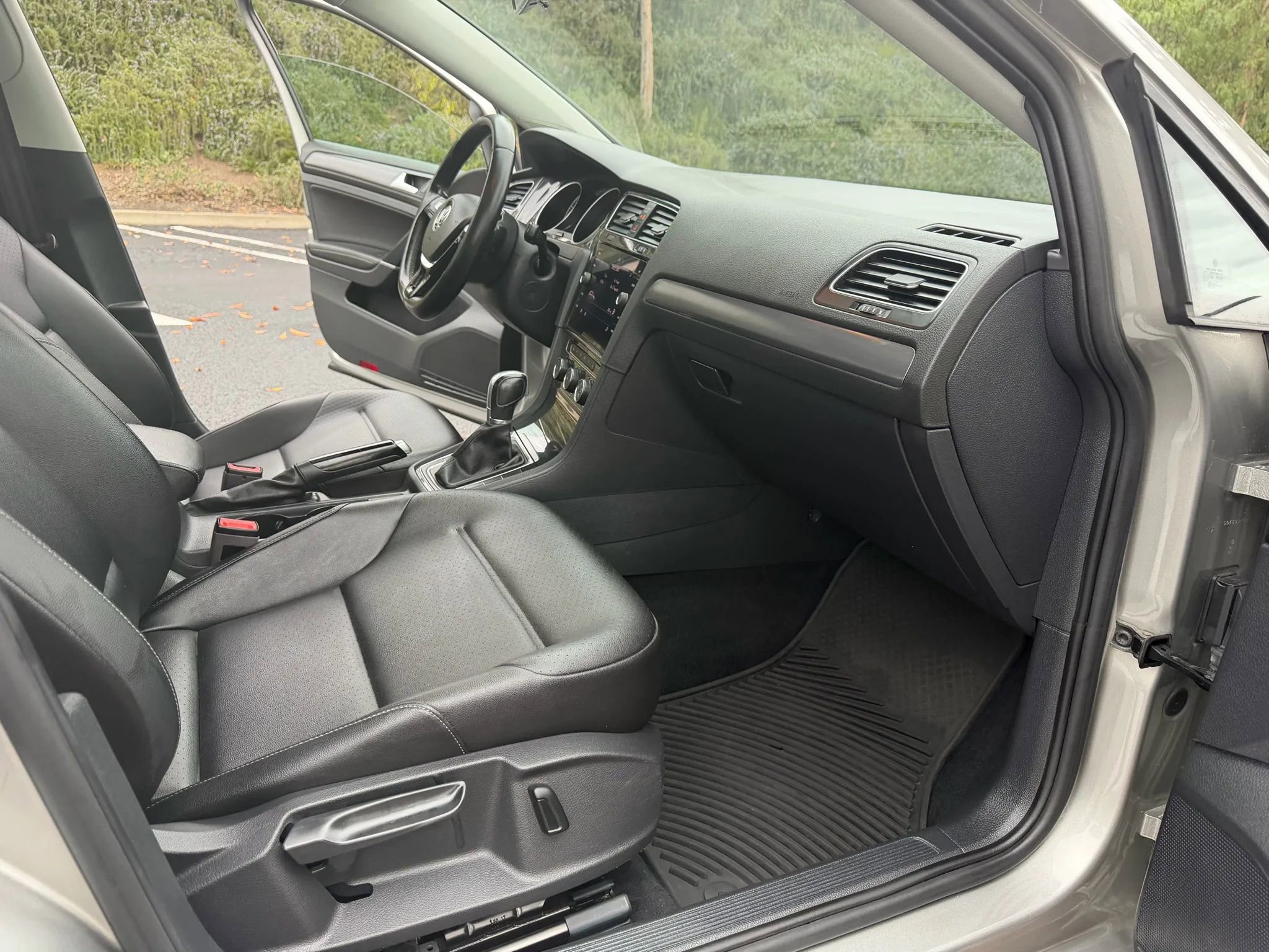 Used 2018 Volkswagen Golf SE image 23