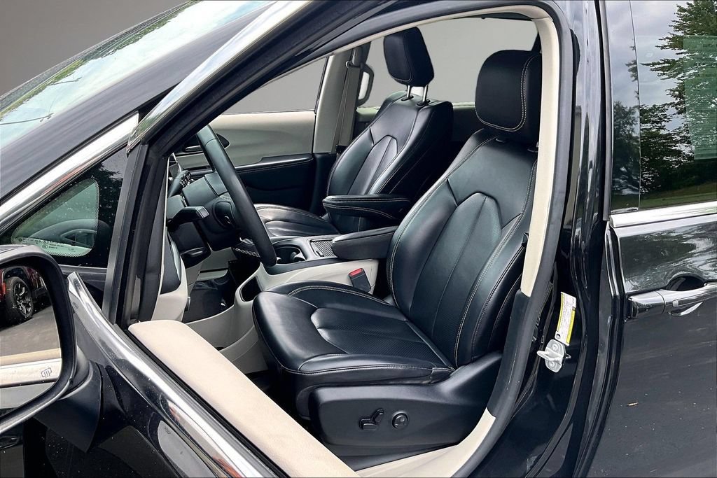 Used 2023 Chrysler Pacifica Touring-L FWD image 21