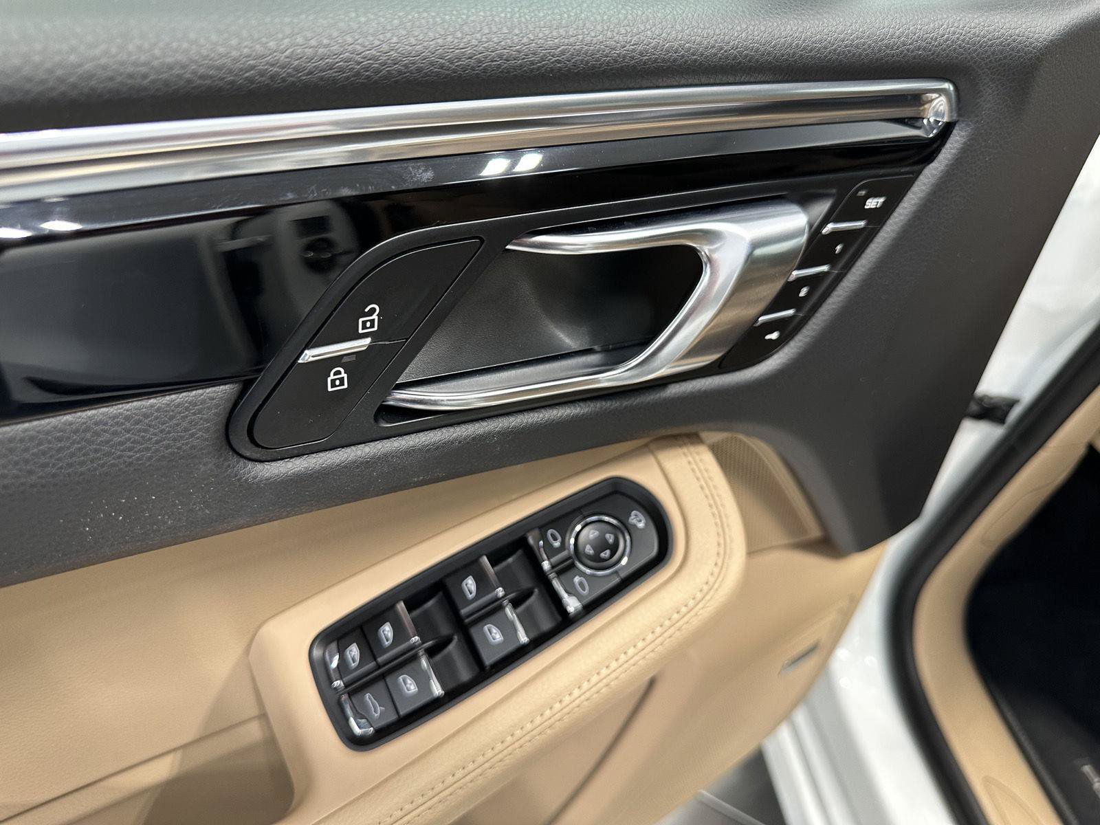Certified 2025 Porsche Macan AWD/4WD image 16