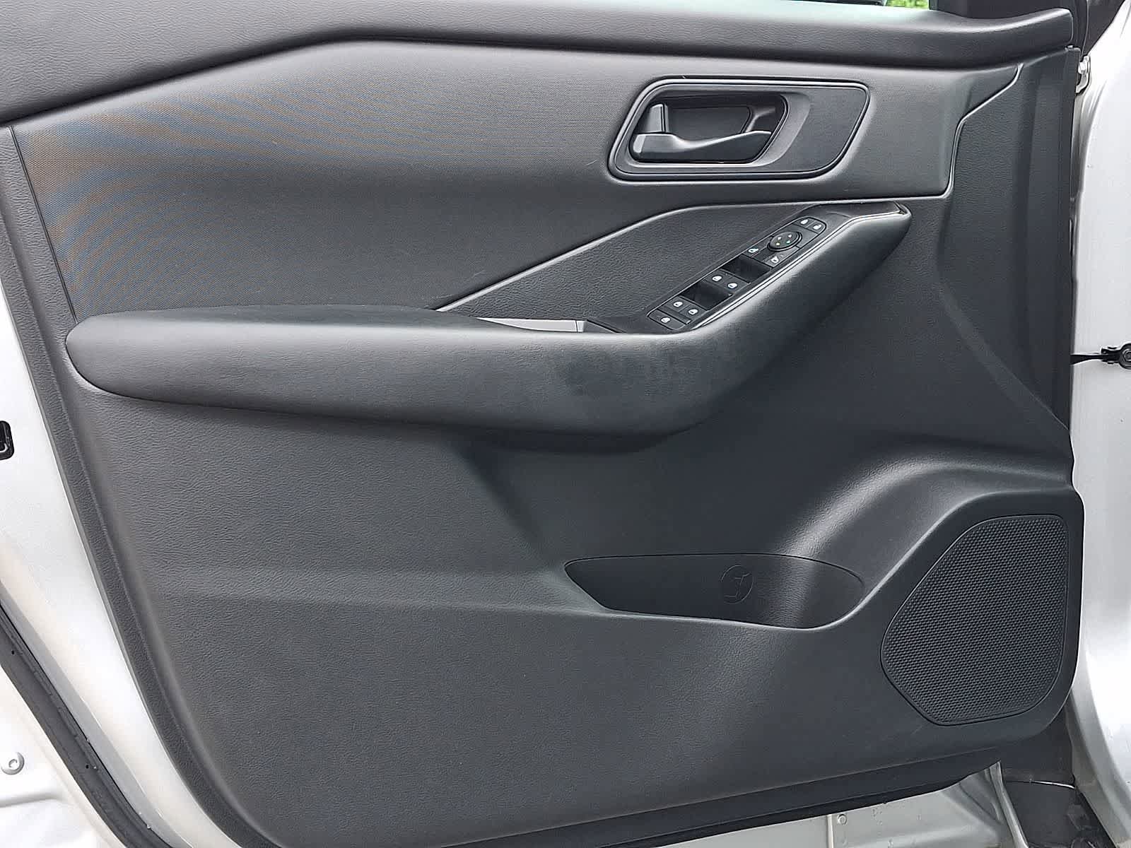 Used 2024 Nissan Rogue S AWD/4WD image 13