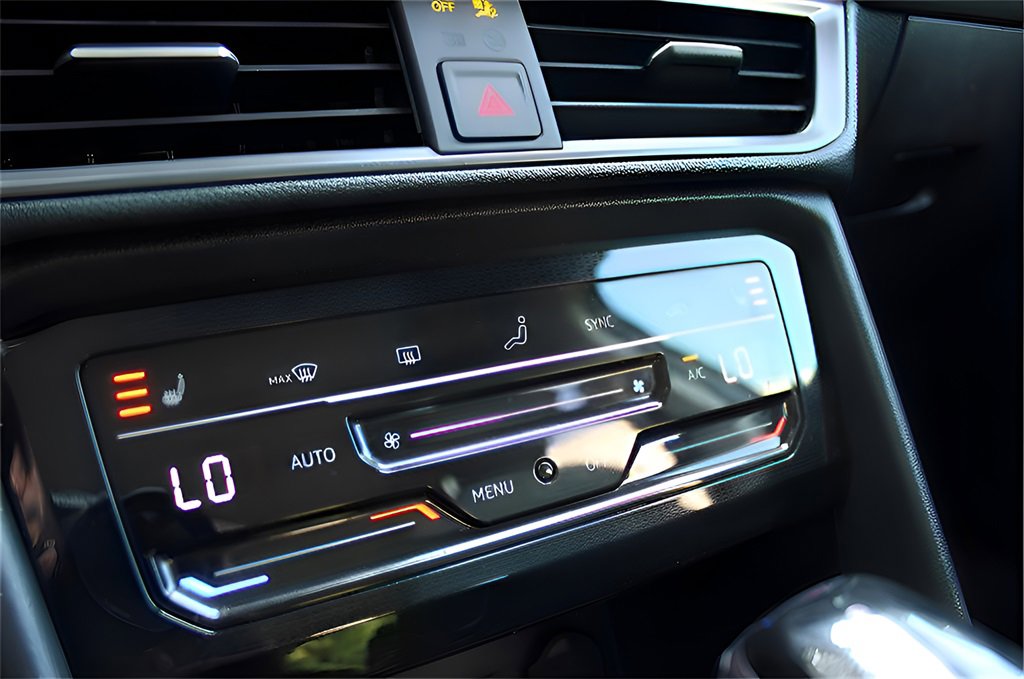 Used 2025 Volkswagen Taos SE image 34