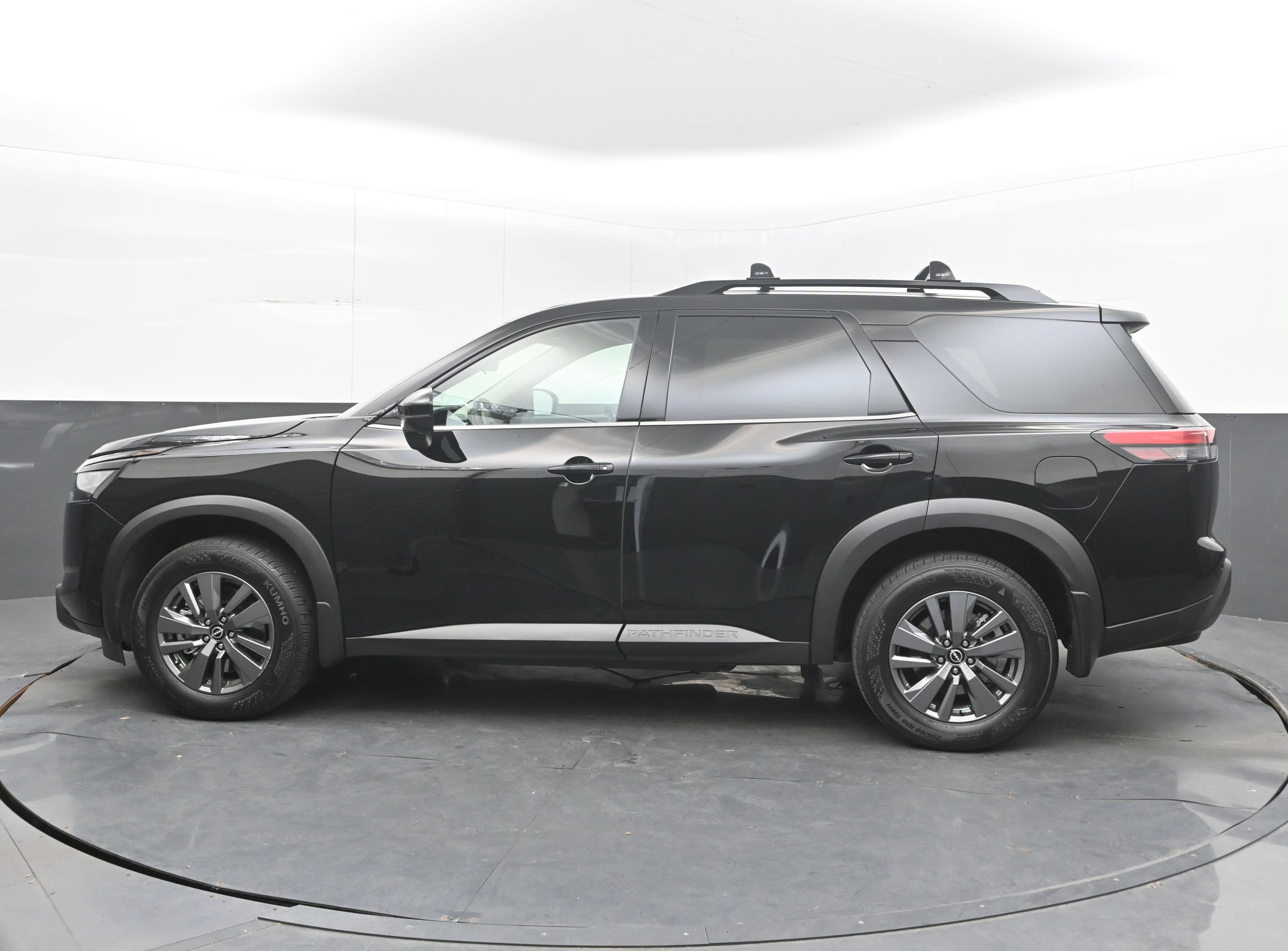 Used 2025 Nissan Pathfinder SV FWD image 5