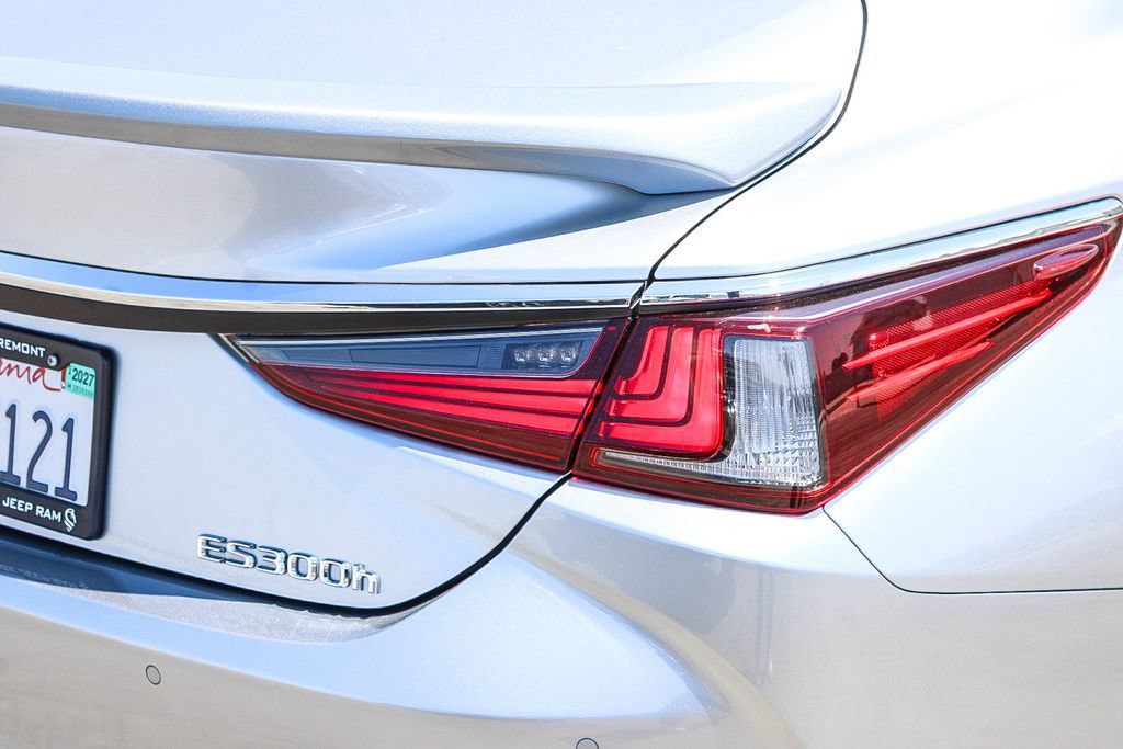 Used 2025 Lexus ES 300h w/ Premium Package FWD image 10