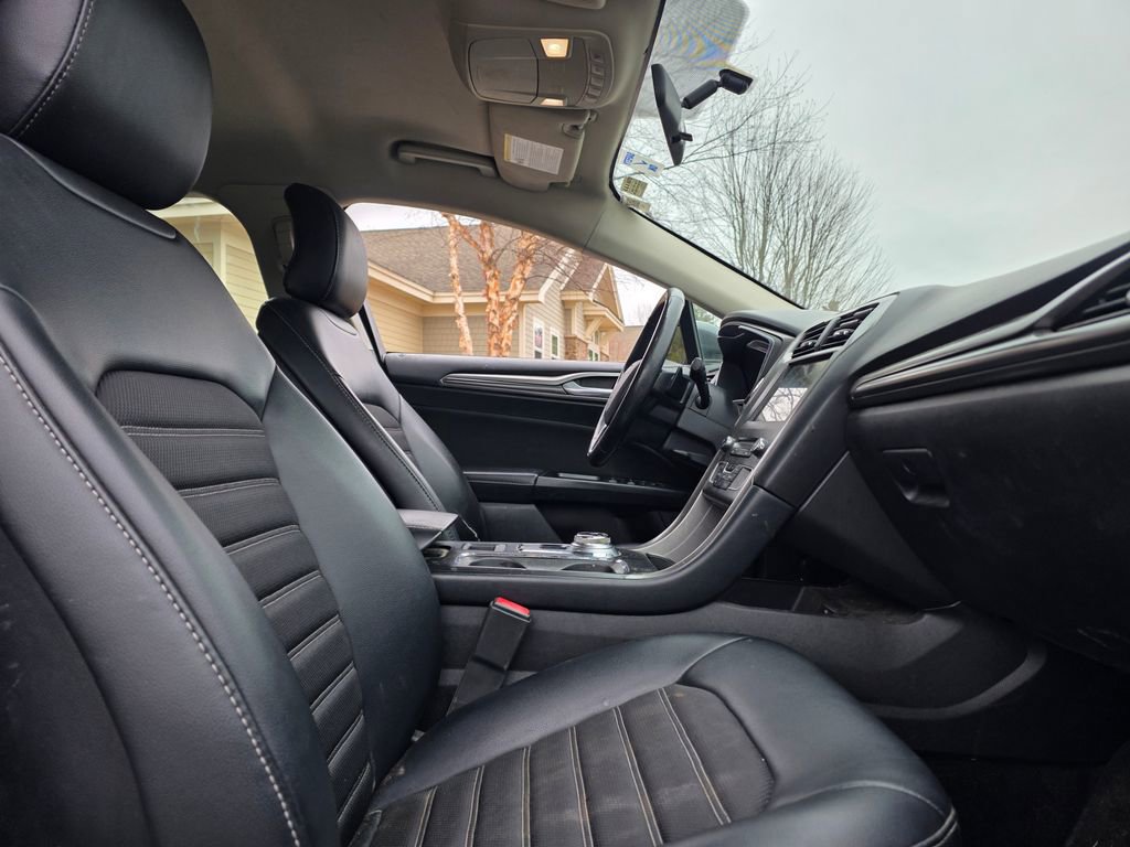 Used 2017 Ford Fusion SE w/ Equipment Group 201A image 14