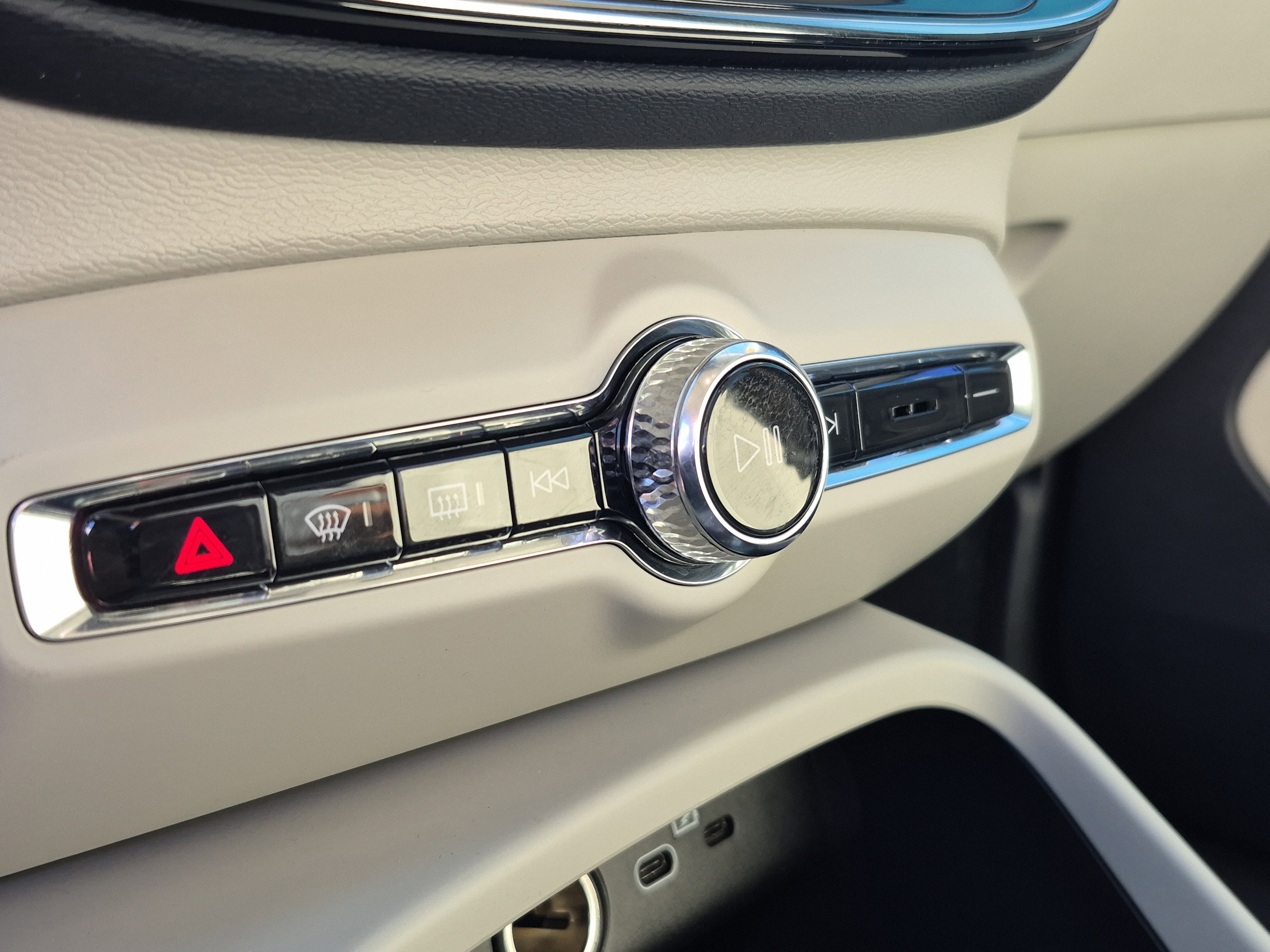 Used 2023 Volvo XC40 B5 Plus w/ Driver Assist Package image 28