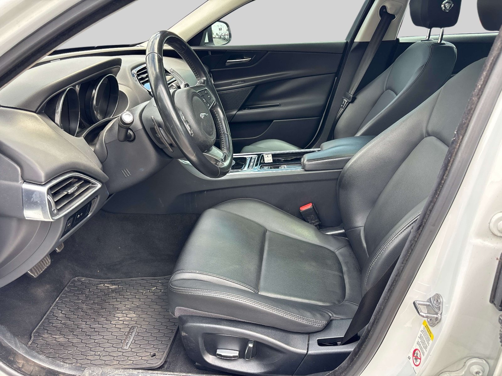 Used 2019 Jaguar XE RWD image 10