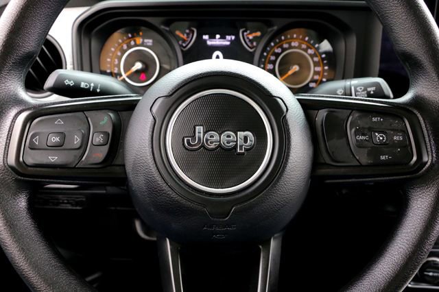 Used 2025 Jeep Gladiator Sport image 12