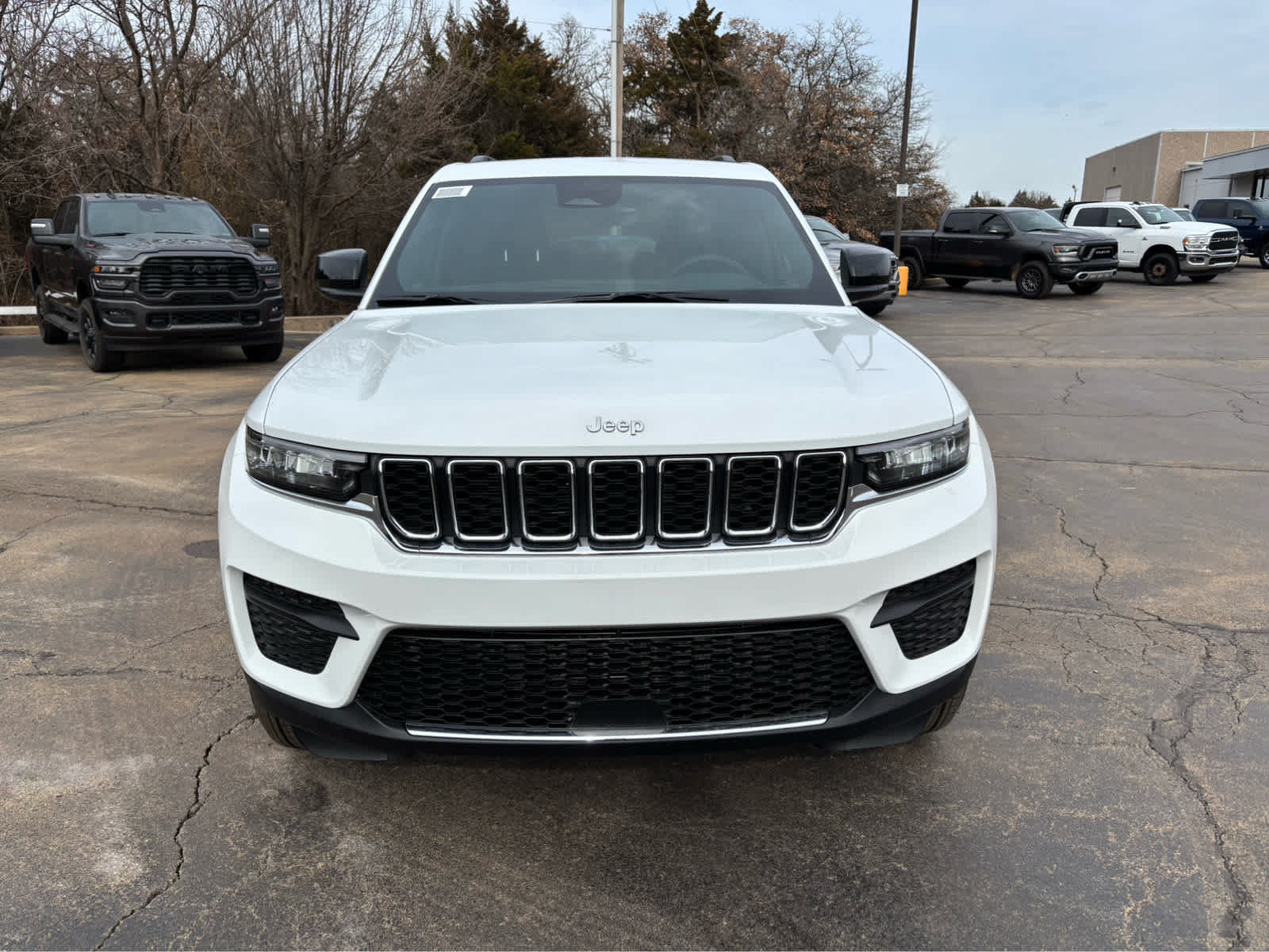Used 2025 Jeep Grand Cherokee Laredo RWD image 4