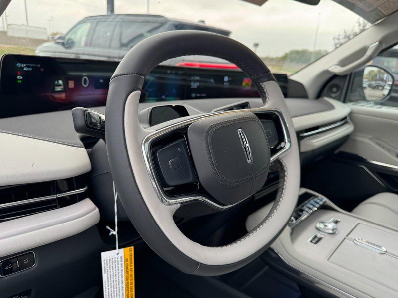 New 2025 Lincoln Navigator Reserve image 15