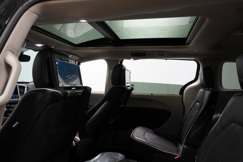 New 2023 Chrysler Pacifica Limited w/ Uconnect Theater Family Group image 20