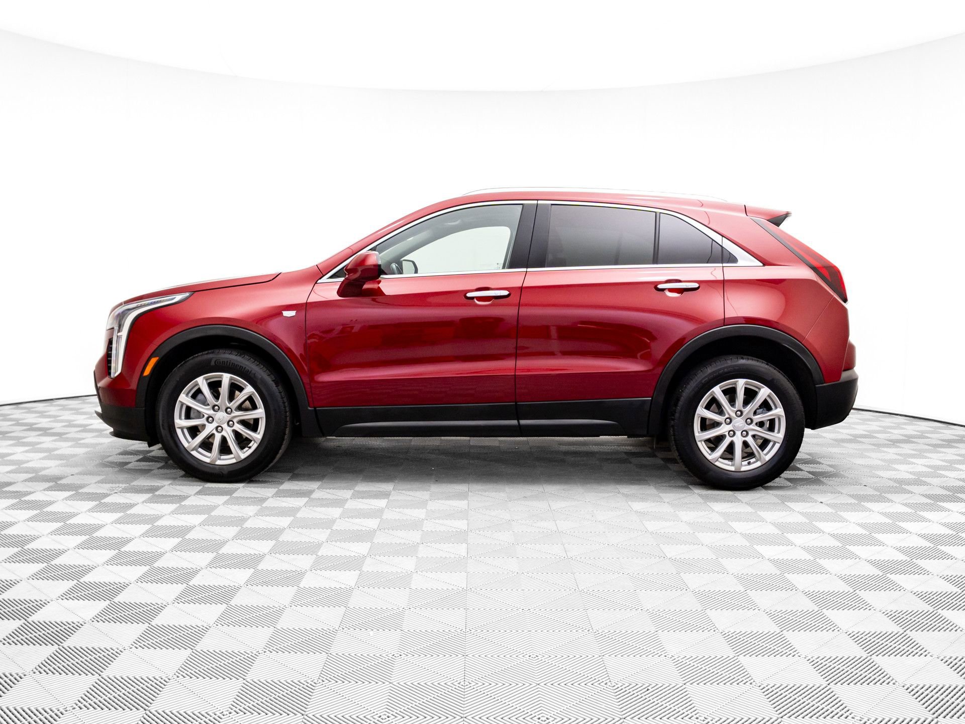 Certified 2023 Cadillac XT4 Luxury w/ Cold Weather Package image 2