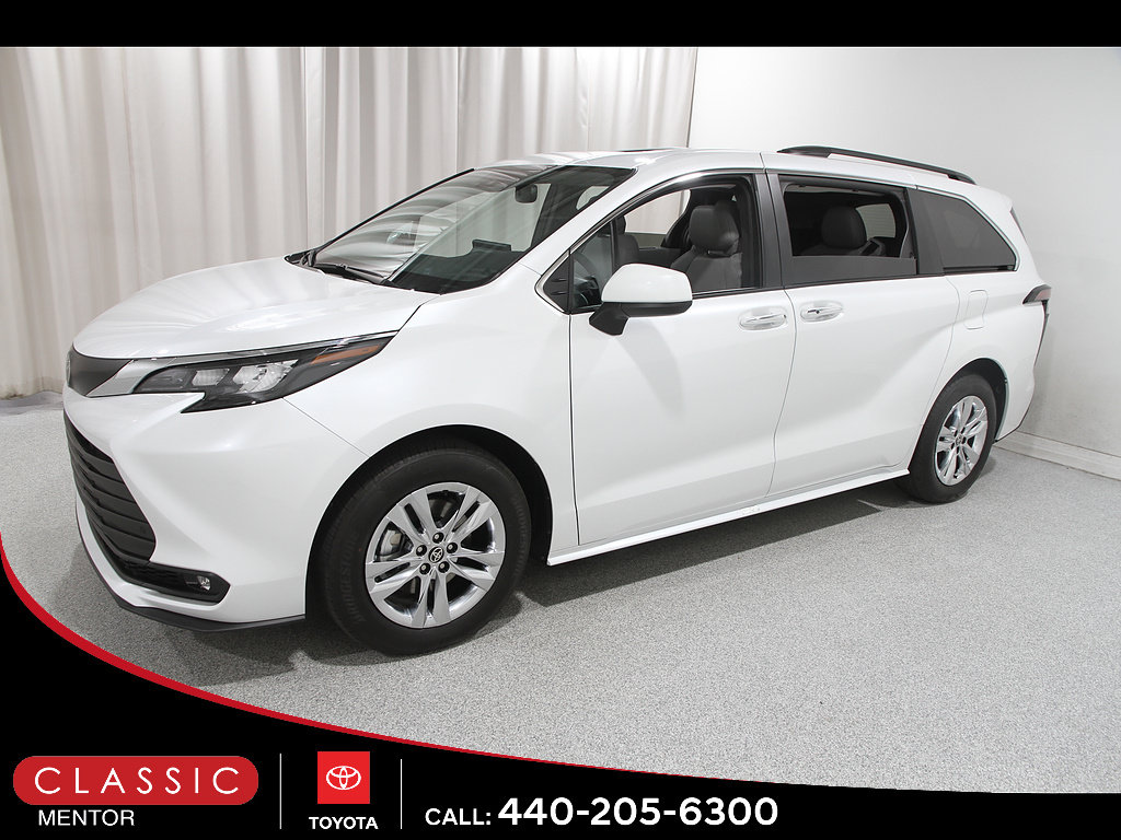 Used 2026 Toyota Sienna XLE FWD image 3